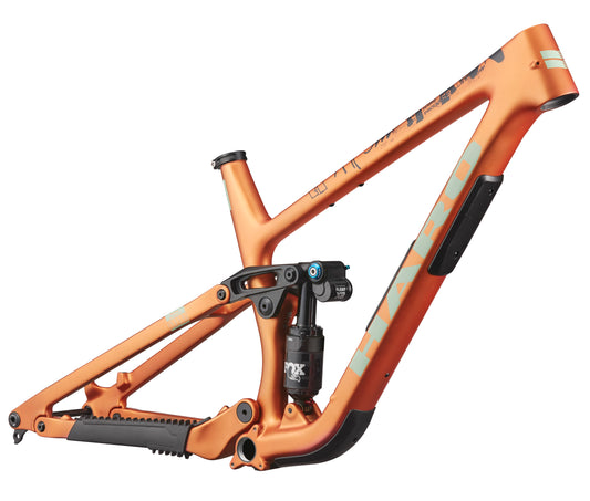 Greer Carbon Frameset von Haro Bikes mit schwarzer Enduro-Ausstattung, progressiver Geometrie und seitlicher Dämpferansicht.