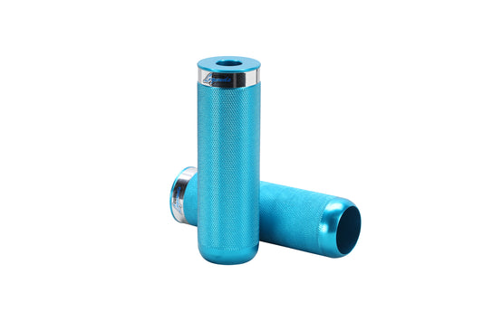 A pair of blue handlebar grips with a textured surface for optimal grip and shiny metal caps made from CNC-gefrästes 6061-Aluminium, are displayed with one upright and another lying on a crisp white background.