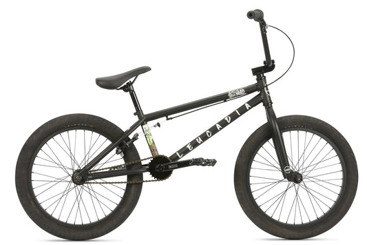 Matte Black Haro Bikes Leucadia BMX with Hi-Ten-Stahlrahmen, thick tires, and straight handlebars.