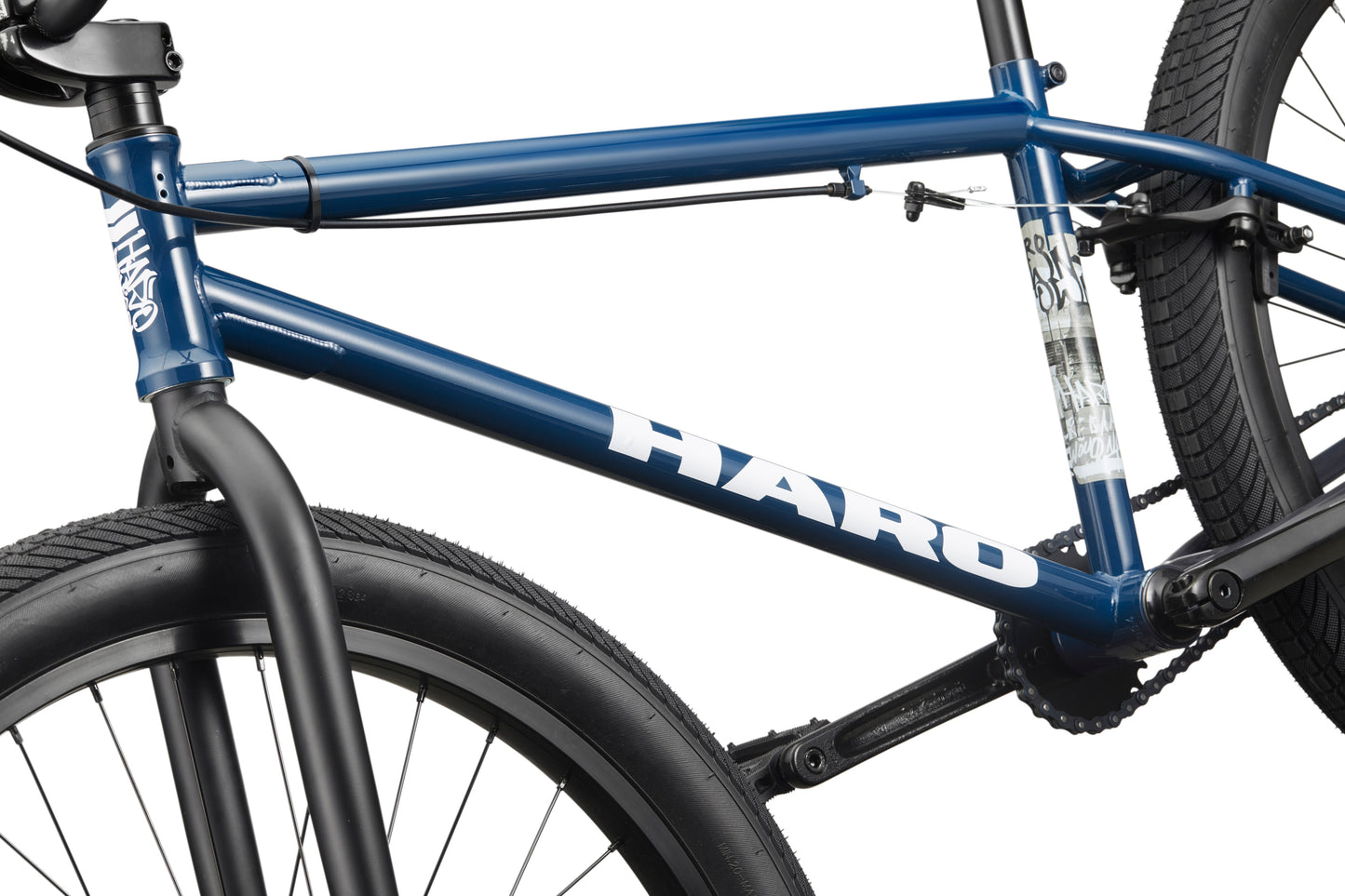 Close-up of a Haro Bikes Downtown 24 BMX frame in blue, black tires, and 24 Zoll Laufräder with handlebars visible.