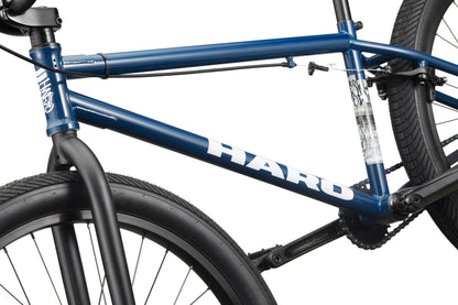 Close-up of a Haro Bikes Downtown 24 BMX frame in blue, black tires, and 24 Zoll Laufräder with handlebars visible.