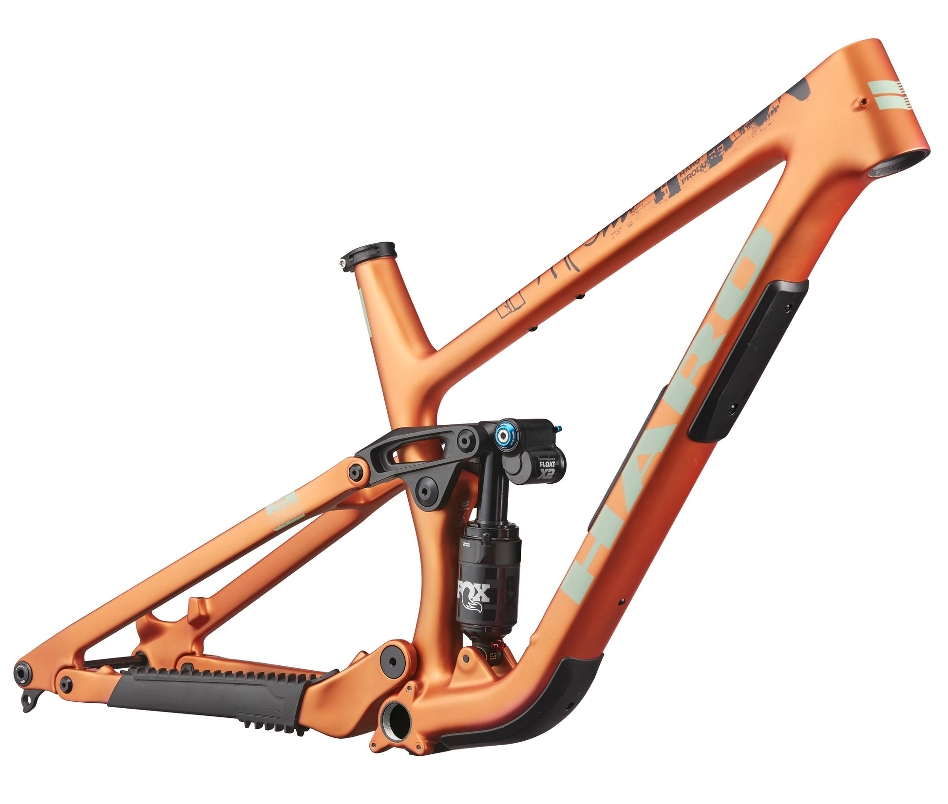 Greer Carbon Frameset von Haro Bikes mit schwarzer Enduro-Ausstattung, progressiver Geometrie und seitlicher Dämpferansicht.