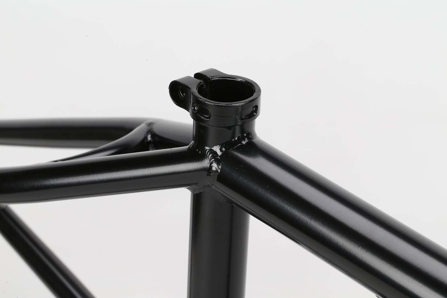 Close-up of a Haro Bikes "Dennis Enarson SD" V3 Rahmen seat tube and clamp against a white background.