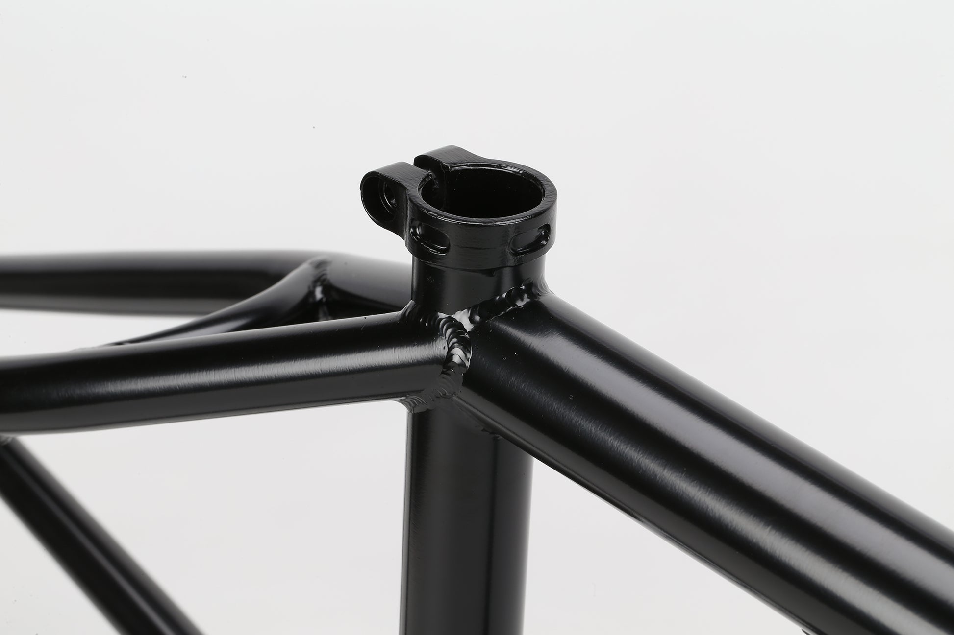 Close-up of a Haro Bikes "Dennis Enarson SD" V3 Rahmen seat tube and clamp against a white background.
