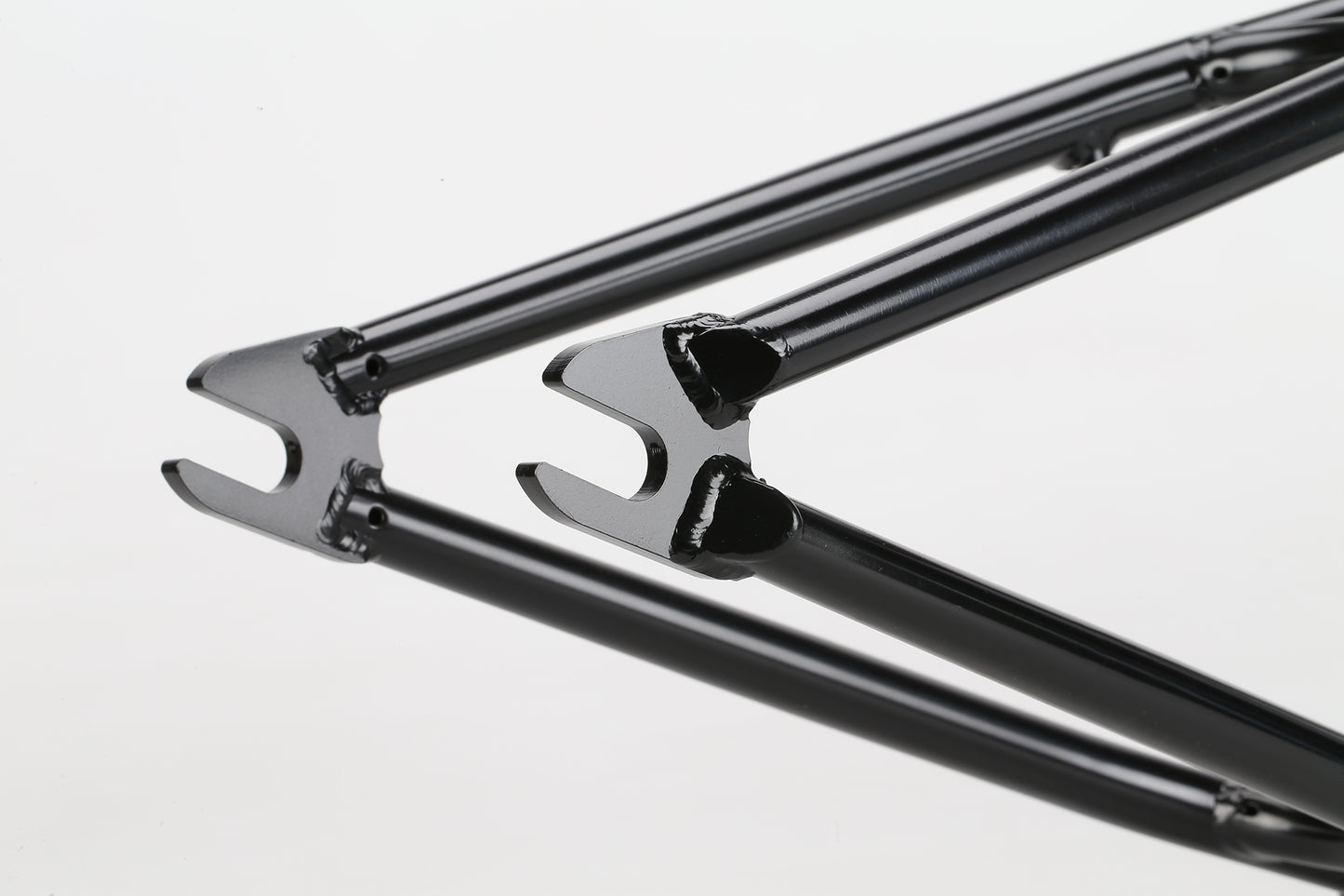 Close-up of the rear dropouts and stays on a black Haro Bikes "Dennis Enarson SD" V3 Rahmen against a white background.