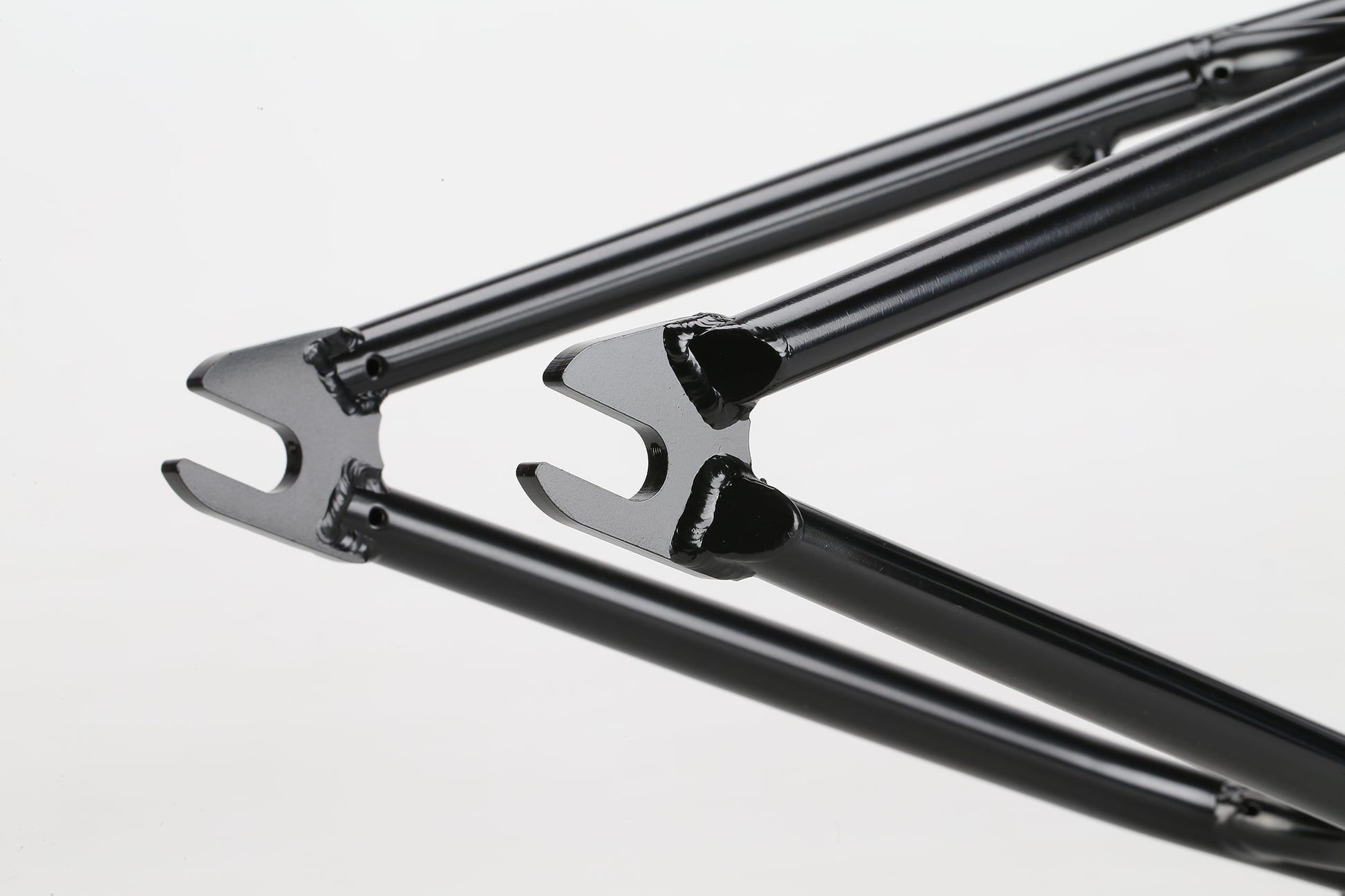 Close-up of the rear dropouts and stays on a black Haro Bikes "Dennis Enarson SD" V3 Rahmen against a white background.