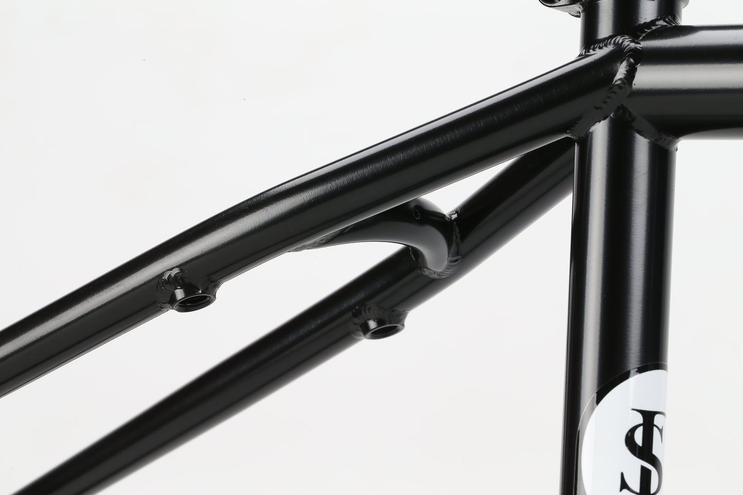 Close-up of the Haro Bikes "Dennis Enarson SD" V3 Rahmen, showing welded joints and a partial white logo on the vertical tube.