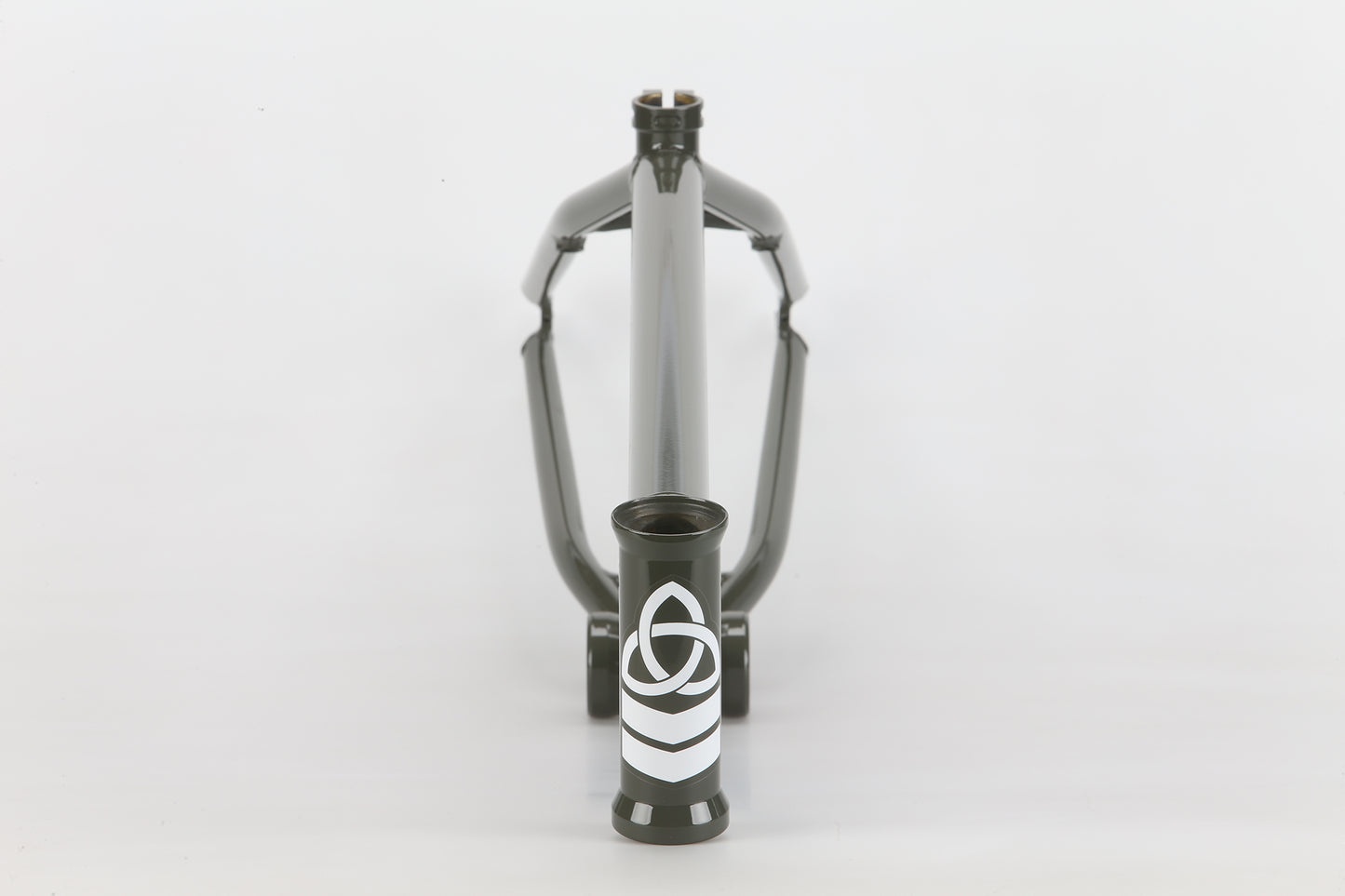 Front view of the Haro Bikes "Dennis Enarson SD" V3 Rahmen in black, with a white logo on the head tube, against a white background.