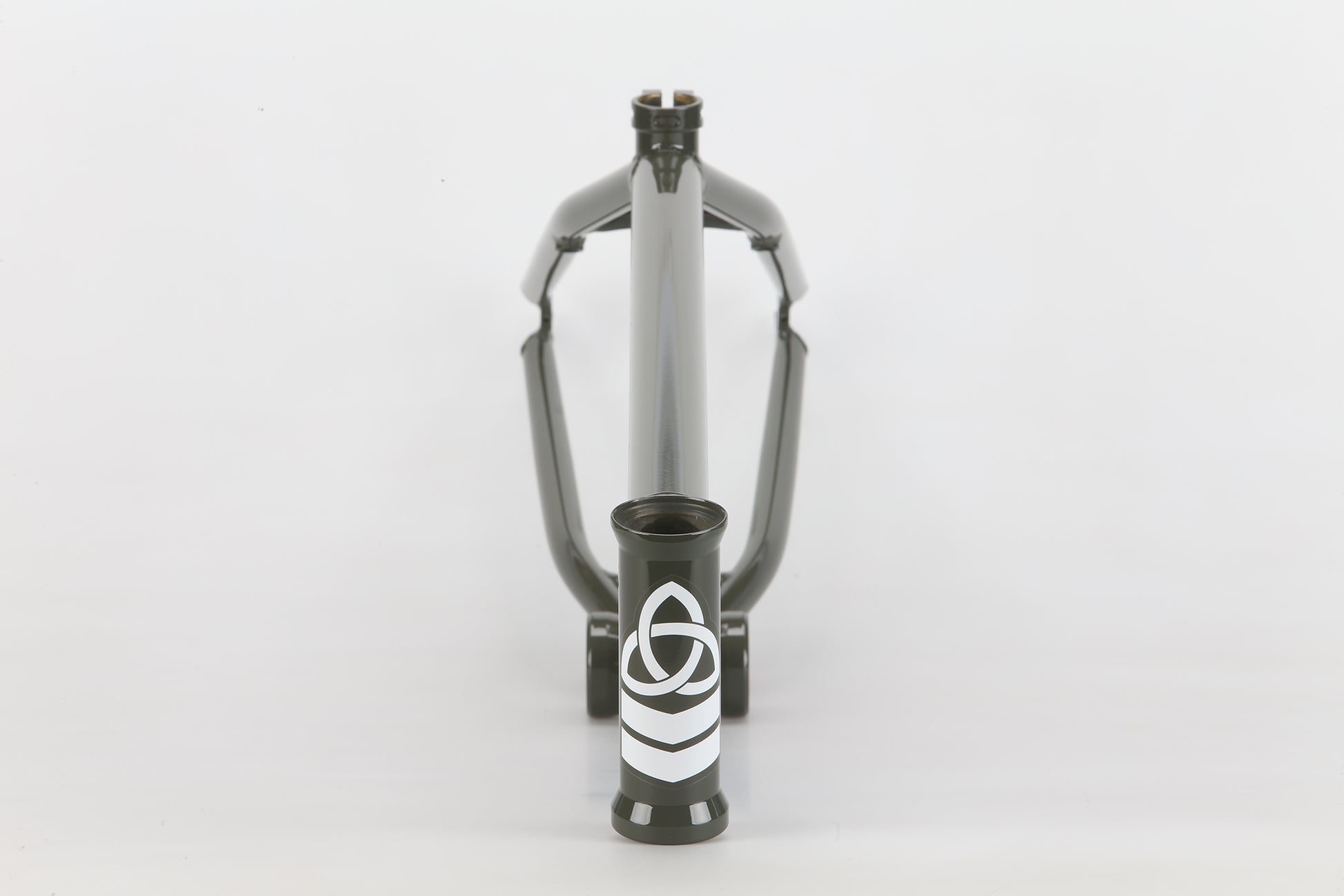 Front view of the Haro Bikes "Dennis Enarson SD" V3 Rahmen in black, with a white logo on the head tube, against a white background.