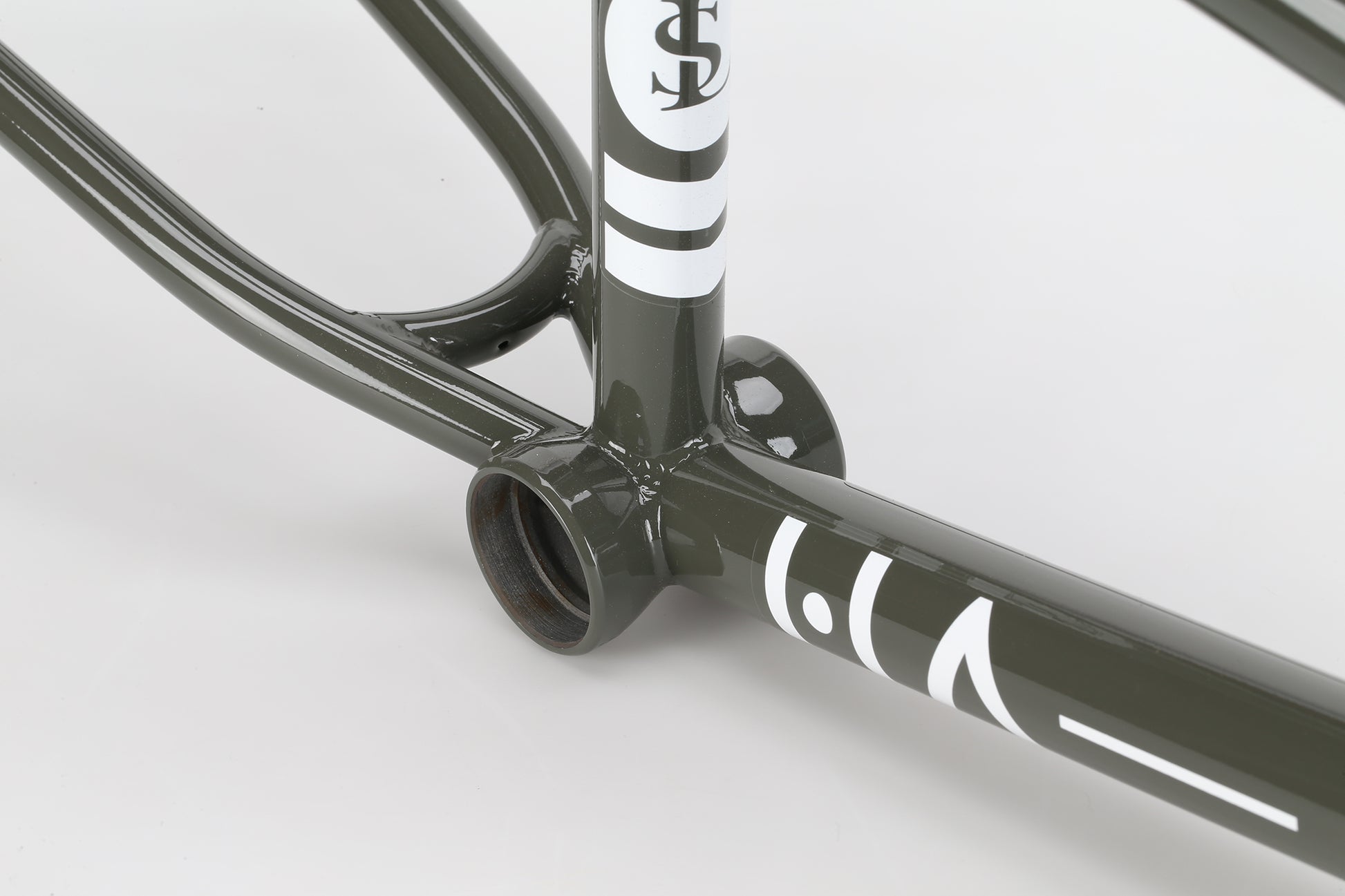 Close-up of the Haro Bikes "Dennis Enarson SD" V3 Rahmen in dark green with white graphics, showing the bottom bracket shell.