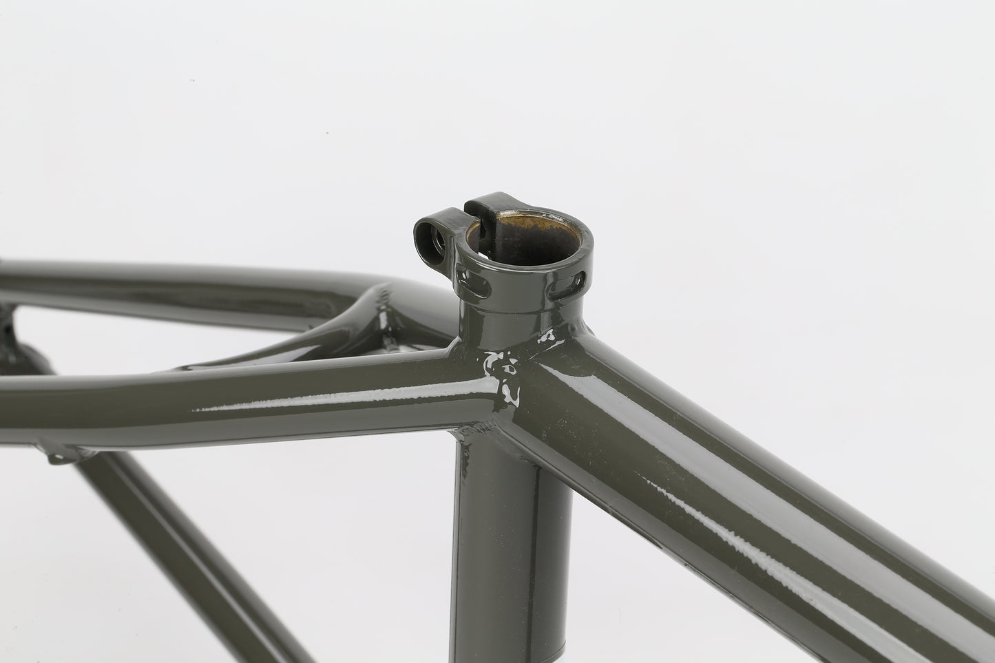 Close-up of a Haro Bikes "Dennis Enarson SD" V3 Rahmen, showing seat tube and clamp, dark gray, on white background.