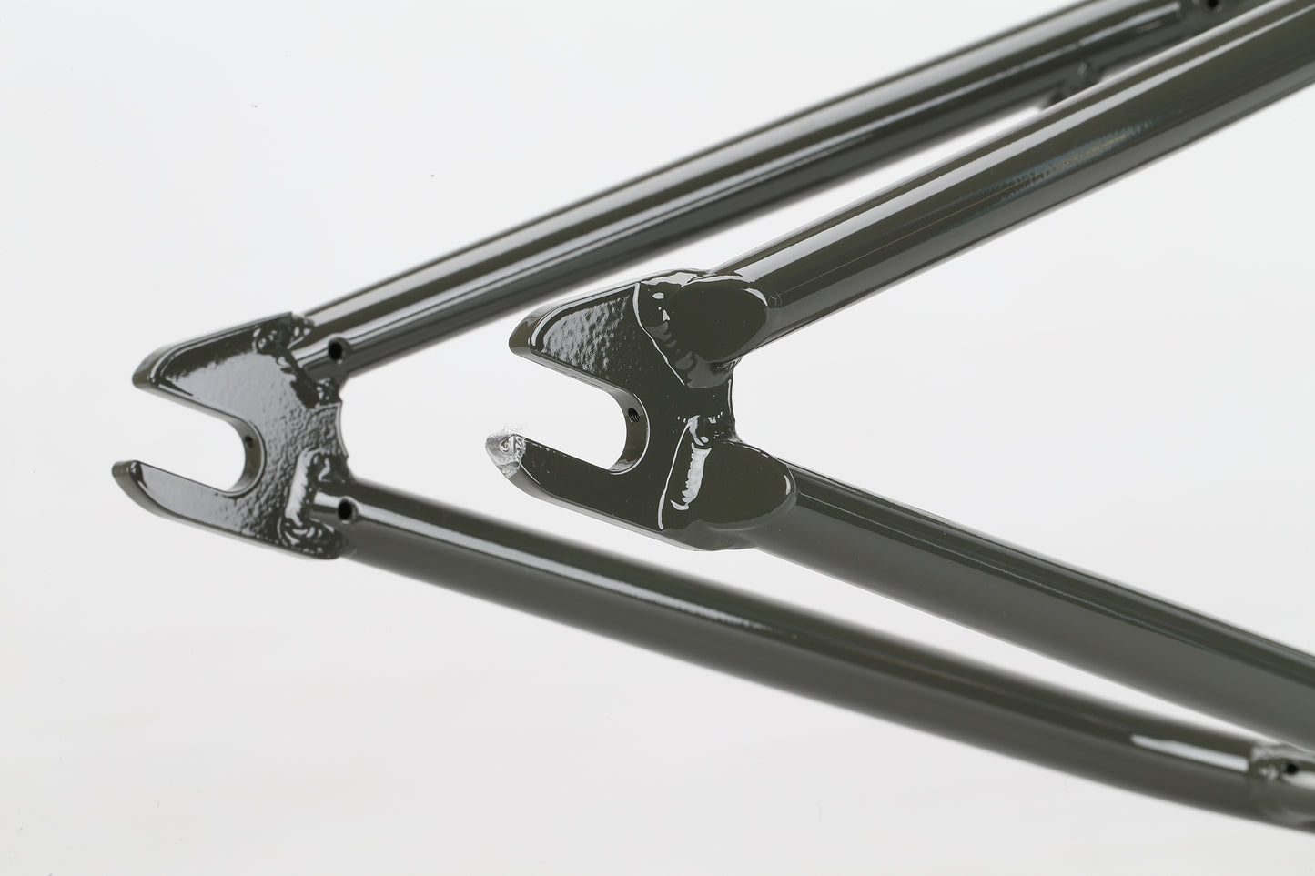 Close-up of the rear dropouts on a gray Haro Bikes "Dennis Enarson SD" V3 Rahmen against a white background.