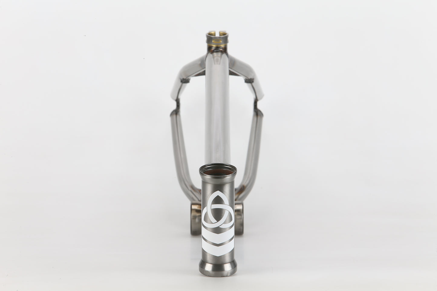 Front view of Haro Bikes "Dennis Enarson SD" V3 Rahmen with integrated head tube and white-gray geometric logo on the front.