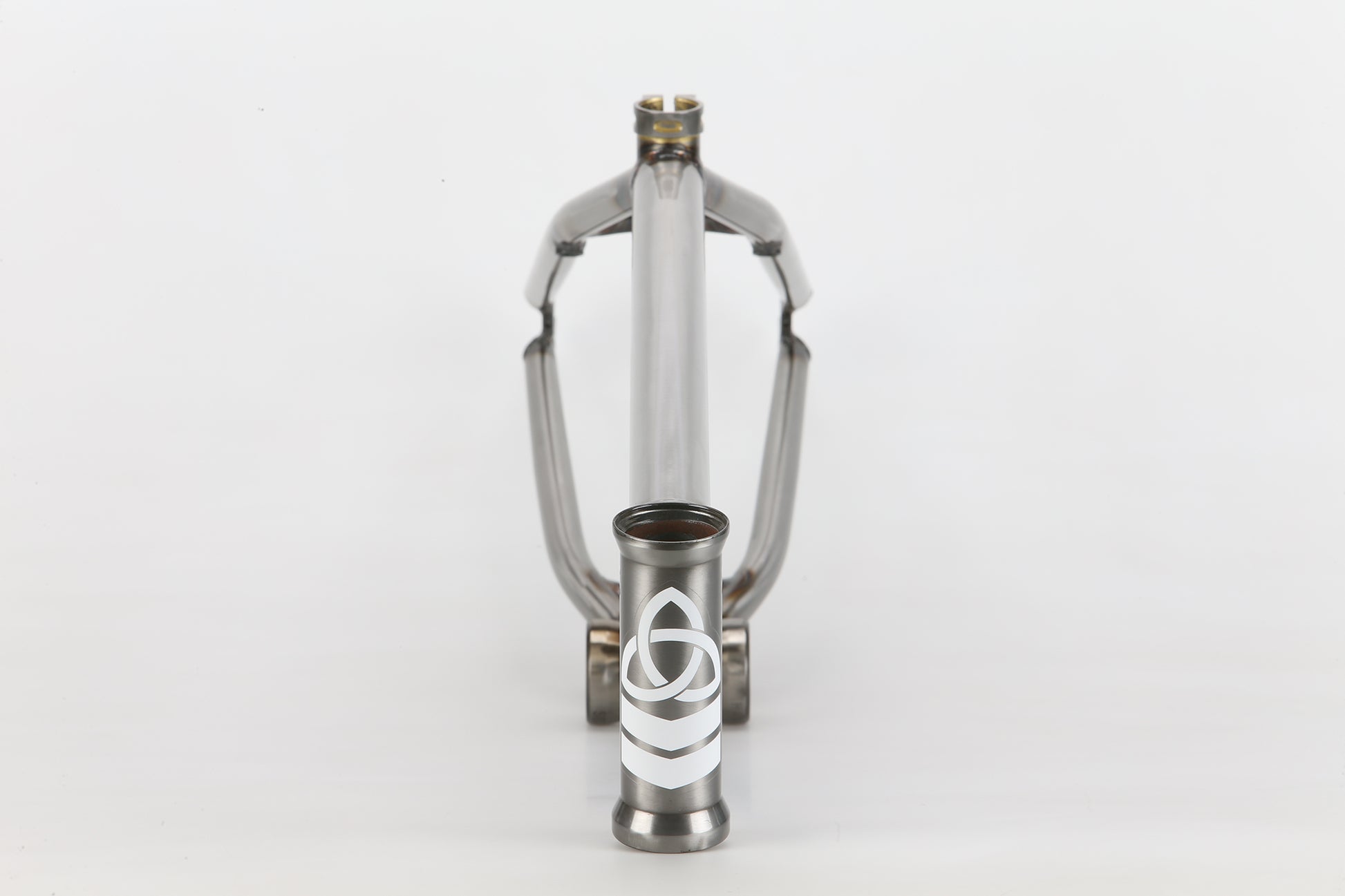 Front view of Haro Bikes "Dennis Enarson SD" V3 Rahmen with integrated head tube and white-gray geometric logo on the front.