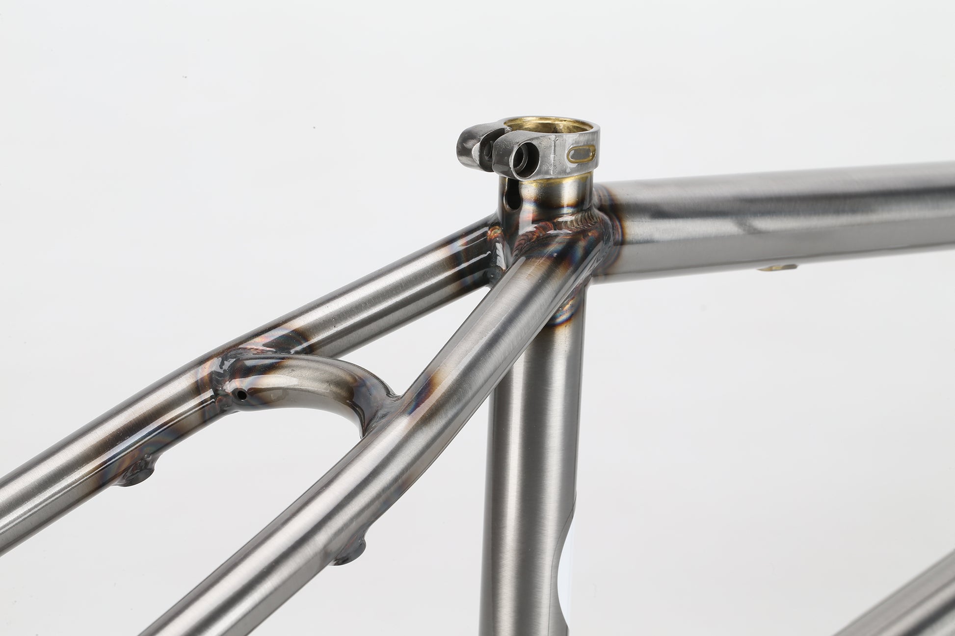 Close-up of a Haro Bikes "Dennis Enarson SD" V3 BMX Rahmen with welded joints and integrated head tube on a white background.