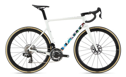 The Haro Bikes Partimos Carbon EP is a white carbon Rennrad with black handlebars and Vision Carbon Laufräder.